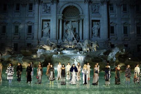 Fendi: una sfilata spettacolare alla Fontana di Trevi per  